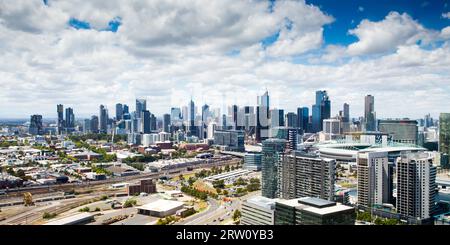 Le vaste horizon de Melbourne sur une claire journée d'été à Victoria, Australie Banque D'Images