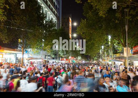 Melbourne, Australie, 21 février, Swanston St avec une foule nombreuse à la White Night le 21 février 2015 Banque D'Images