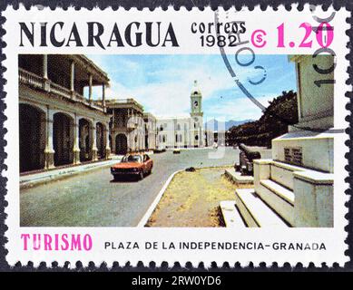 Timbre-poste annulé imprimé par le Nicaragua, qui montre Independence plaza, Grenade, vers 1982. Banque D'Images