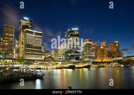 SYDNEY, AUSTRALIE, 10 février 2015 : Circular Quay à l'heure de pointe sur une soirée d'été à Sydney, Australie Banque D'Images