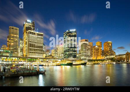 SYDNEY, AUSTRALIE, 10 février 2015 : Circular Quay à l'heure de pointe sur une soirée d'été à Sydney, Australie Banque D'Images