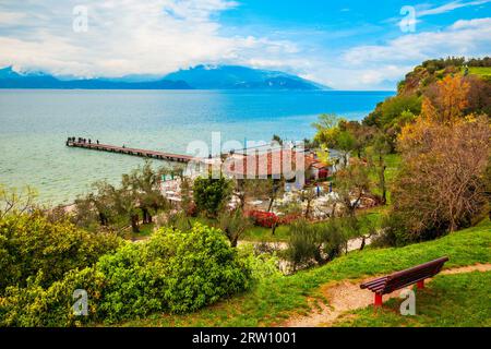 Lac de Garde vue panoramique aérienne à partir de la ville de Sirmione en Italie parc Banque D'Images