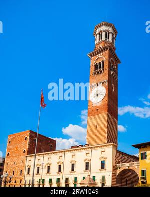 La Torre dei Lamberti est située sur la place Piazza delle Erbe, à Vérone, en Vénétie, en Italie. Banque D'Images