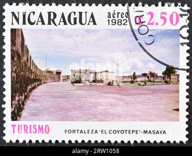 Timbre-poste annulé imprimé par le Nicaragua, qui montre la forteresse de Coyotepe, Masaya, vers 1982. Banque D'Images