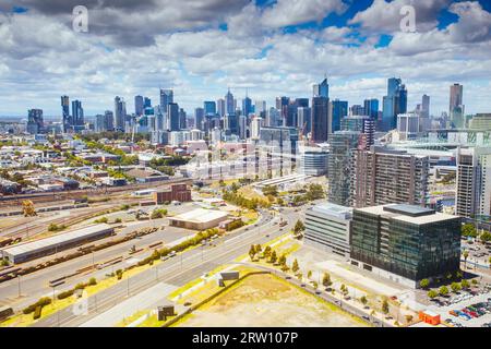 Le vaste horizon de Melbourne sur une claire journée d'été à Victoria, Australie Banque D'Images