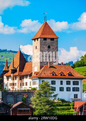 Le Château de Spiez ou Schloss Spiez et Église Schlosskirche près de lac de Thoune dans le canton de Berne ville de Spiez en Suisse Banque D'Images