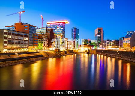 Neuer Zollhof est le complexe hôtelier situé à Media Harbour district à Dusseldorf city en Allemagne Banque D'Images