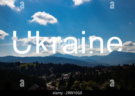 Texte Ukraine avec en toile de fond la chaîne de montagnes monténégrine, vue depuis le pont d'observation sur la photo Pop Ivan et Hoverla, la beauté de U. Banque D'Images