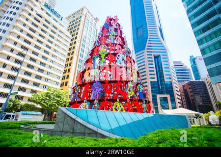 Singapore CBD, Singapour, juin 21 2015 : Singapore Momentum Sculpture située au carrefour triangulaire de Marina Blvd et Raffles Quay Banque D'Images