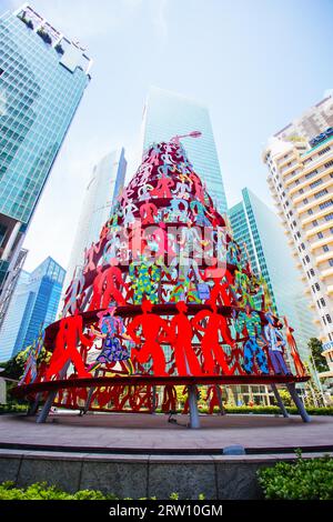 Singapore CBD, Singapour, juin 21 2015 : Singapore Momentum Sculpture située au carrefour triangulaire de Marina Blvd et Raffles Quay Banque D'Images