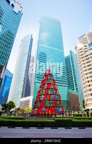 Singapore CBD, Singapour, juin 21 2015 : Singapore Momentum Sculpture située au carrefour triangulaire de Marina Blvd et Raffles Quay Banque D'Images