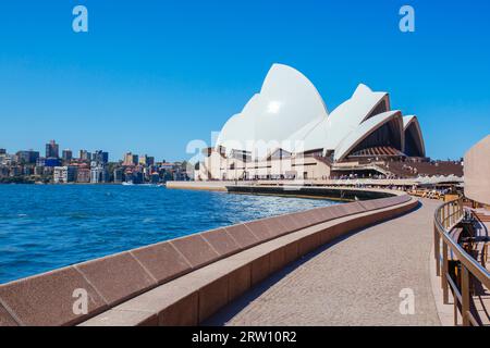 Sydney, Australie, février 8 2015 : Opéra de Sydney et Circular Quay avec Opera Bar par une chaude journée d'été à Sydney en Australie Banque D'Images