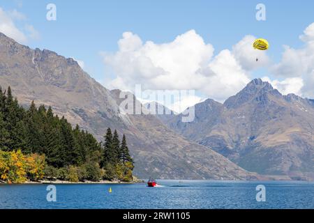 Queenstown, Nouvelle-Zélande, 26 mars 2105 : un bateau de parachute ascensionnel sur le lac Wakatipu vu de Queenstown Banque D'Images