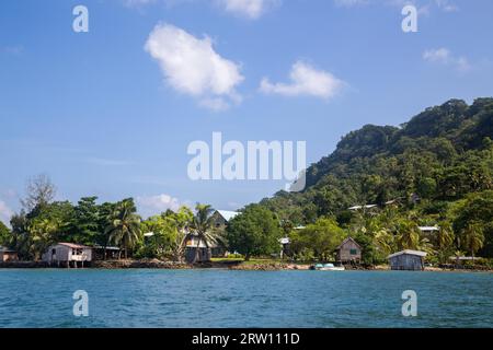 Village de Chea, Îles Salomon, 31 mai 2015 : maisons le long de la côte dans un village des Îles Salomon Banque D'Images