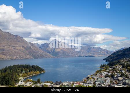 Queenstown, Nouvelle-Zélande, 26 mars 2015 : vue sur le lac Wakatipu et Queenstown depuis Queenstown Hill Banque D'Images