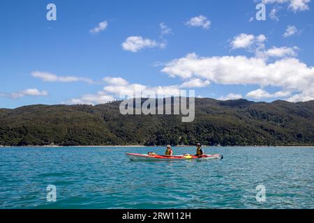 Abel Tasman, Nouvelle-Zélande, 8 mars 2015 : kayak dans le parc national Abel Tasman sur l'île du Sud Banque D'Images