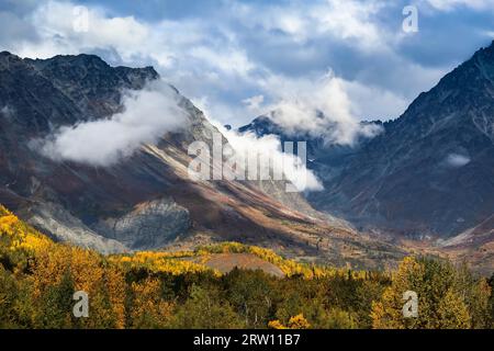 Chute spectaculaire paysage, Hatcher Pass, Talkeetna Mountains, Alaska Banque D'Images