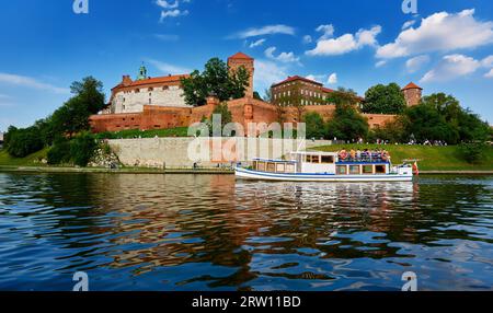 Château polonais de Wawel vu de la Vistule en petite-Pologne, Cracovie Banque D'Images