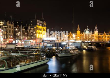 Paysage urbain d'Amsterdam aux pays-Bas de nuit avec la gare centrale Banque D'Images