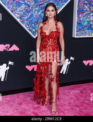 NEWARK, NEW JERSEY, ÉTATS-UNIS - SEPTEMBRE 12 : la chanteuse et actrice américaine Selena Gomez portant une robe personnalisée Oscar de la Renta, des chaussures Jimmy Choo, un sac Roger Vivier et des bijoux Pasquale Bruni arrive aux MTV Video Music Awards 2023 qui se tiennent au Prudential Center le 12 septembre 2023 à Newark, New Jersey, États-Unis. (Photo de Xavier Collin/image Press Agency) Banque D'Images