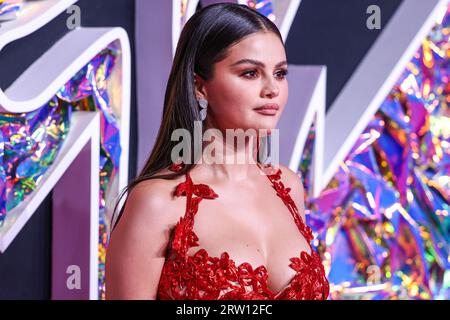 NEWARK, NEW JERSEY, ÉTATS-UNIS - SEPTEMBRE 12 : la chanteuse et actrice américaine Selena Gomez portant une robe personnalisée Oscar de la Renta, des chaussures Jimmy Choo, un sac Roger Vivier et des bijoux Pasquale Bruni arrive aux MTV Video Music Awards 2023 qui se tiennent au Prudential Center le 12 septembre 2023 à Newark, New Jersey, États-Unis. (Photo de Xavier Collin/image Press Agency) Banque D'Images