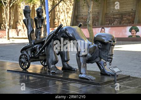 Sculpture les trois Gardiens de Dumile Feni devant la Cour constitutionnelle, Constitution Hill, Hillbrow, Johannesburg, province de Gauteng, Sud Banque D'Images