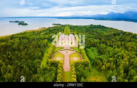 Herrenchiemsee Palace vue panoramique aérienne, c'est un complexe de bâtiments royaux sur Herreninsel, la plus grande île du lac Chiemsee, dans le sud du B Banque D'Images