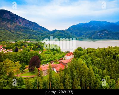 Schloss Asfenstein vue panoramique aérienne. Schloss Asfenstein est situé dans la ville de Kochel am See, au Kochelsee ou au lac Kochel, en Bavière, en Allemagne. Banque D'Images