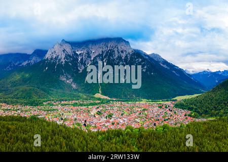 Vue panoramique sur la ville de Mittenwald et la montagne Karwendel en Bavière, Allemagne Banque D'Images
