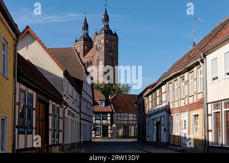 Maisons à colombages dans Beusterstrasse et St. Église de Pierre à Seehausen, Altmark. Ville hanséatique de Seehausen, Saxe-Anhalt, Allemagne Banque D'Images