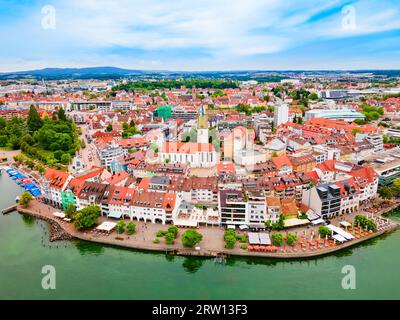 Vue panoramique aérienne de Friedrichshafen. Friedrichshafen est une ville sur les rives du lac de Constance ou de Bodensee en Bavière, Allemagne. Banque D'Images