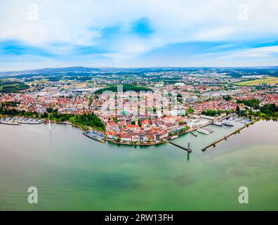 Vue panoramique aérienne de Friedrichshafen. Friedrichshafen est une ville sur les rives du lac de Constance ou de Bodensee en Bavière, Allemagne. Banque D'Images