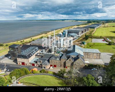 Vue aérienne de la distillerie de whisky Glenmorangie près de Tain, Ross-shire, Northern Highlands, Ecosse, Grande-Bretagne Banque D'Images