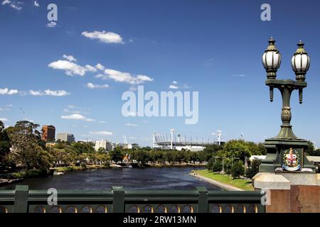 Yarra River et Melbourne Cricket Ground dans le centre-ville de Melbourne, Victoria, Australie Banque D'Images