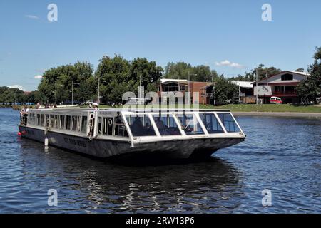 Bateau d'excursion sur la rivière Yarra à Melbourne, Victoria, Australie Banque D'Images