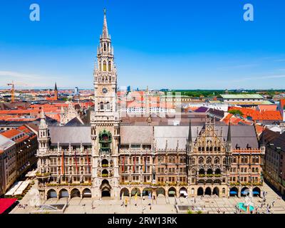 Nouvelle vue panoramique aérienne de l'hôtel de ville. Le nouvel hôtel de ville ou Neues Rathaus est situé sur la Marienplatz ou la place Sainte-Marie, une place centrale de Munich Banque D'Images