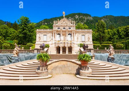 Le Schloss Linderhof Palace est situé près du village d'Ettal, dans le sud-ouest de la Bavière, en Allemagne Banque D'Images