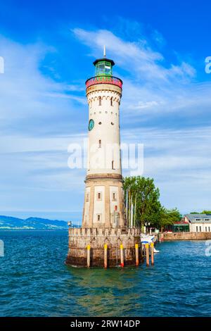 Nouveau phare de Lindau dans le port de Lindau. Lindau est une grande ville et une île sur le lac de Constance ou Bodensee en Bavière, Allemagne. Banque D'Images