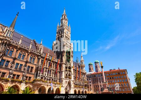 Le nouvel hôtel de ville ou Neues Rathaus est situé sur la Marienplatz ou la place Sainte-Marie, une place centrale dans le centre-ville de Munich, en Allemagne Banque D'Images