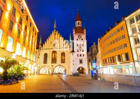 L'ancien hôtel de ville ou Altes Rathaus est situé sur la Marienplatz ou St. Mary Square, une place centrale du centre-ville de Munich, en Allemagne Banque D'Images