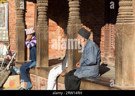 Katmandou, Népal, le 19 octobre 2014 : trois hommes âgés assis devant un temple à l'escadron de Durbar Banque D'Images