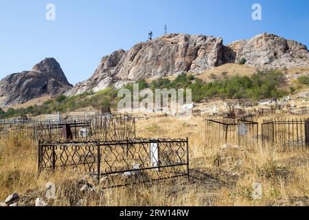 OSH, Kirghizistan, 05 octobre 2014 : un cimetière musulman traditionnel au pied de la montagne Sulaiman Too Banque D'Images