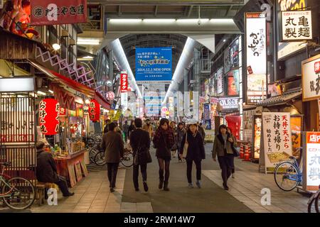 Osaka, Japon, 09 décembre 2014 : groupe de personnes dans une galerie marchande couverte dans le quartier de Dotonbori Banque D'Images