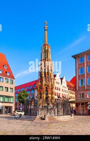 Schoner Brunnen est une fontaine datant de 14th ans située sur la place principale du Hauptmarkt, dans la vieille ville de Nuremberg. Nuremberg est la deuxième plus grande ville de Bavière St Banque D'Images