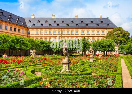 Jardin de roses près du nouveau bâtiment de résidence sur la place Domplatz dans la vieille ville de Bamberg. Bamberg est une ville sur le fleuve Regnitz en haute-Franconie, Bavière dans Banque D'Images