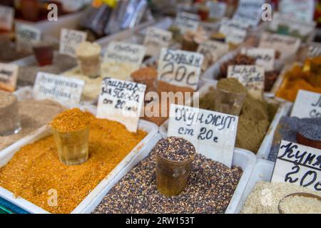 Bichkek, Kirghizistan, 02 octobre 2014 : gros plan sur les épices à Osh Bazar Banque D'Images