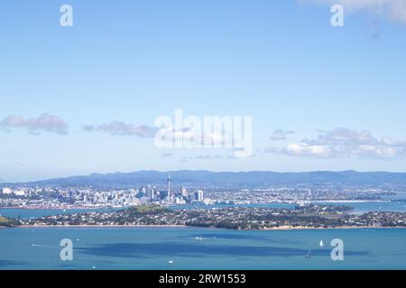 Auckland, Nouvelle-Zélande, 19 avril 2015 : Skyline de la ville vue du volcan Rangitoto Banque D'Images