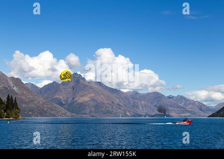 Queenstown, Nouvelle-Zélande, 26 mars 2105 : un bateau de parachute ascensionnel sur le lac Wakatipu vu de Queenstown Banque D'Images