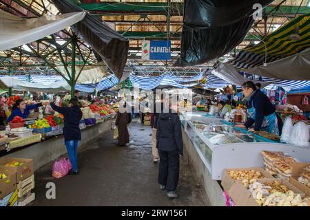 Bichkek, Kirghizistan, 02 octobre 2014 : les gens achètent et vendent des marchandises à Osh Bazar Banque D'Images