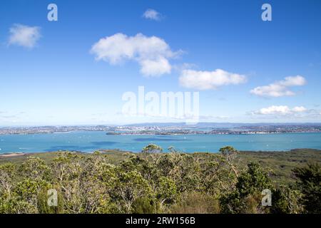 Auckland, Nouvelle-Zélande, 19 avril 2015 : Skyline de la ville vue du sommet du volcan Rangitoto Banque D'Images